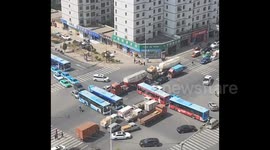 Traffic jam at Chinese intersection forms perfect square of vehicles