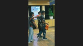 Kind security guard helps a line of five blind passengers