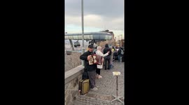 Accordion player delights tourists with songs from their homeland