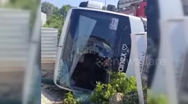 Türkiye: Tourist Bus Crashes in Turkey, 19 Injured