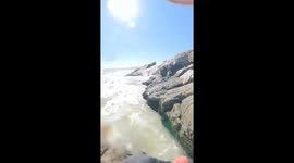 Fellow anglers rescue fisherman from raging sea on Chinese coast