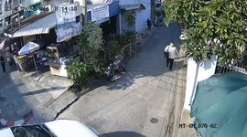Ignoramus driver crushes pedestrian against wall instead of waiting
