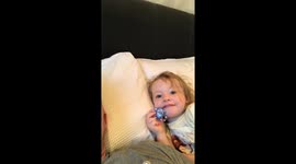 Little girl hilariously mispronounces 'duck' while singing, turning a kids' song into comedy gold