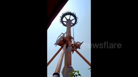Giant swing malfunction leaves riders hanging upside down for 1 minute at Chinese amusement park