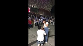 Boyfriend's proposal sends crowd wild at pop concert