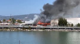 US: Fire Breaks Out at Vacant Building in Oakland, California