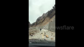 Men sprint to safety to avoid falling rocks crashing onto highway in Tibet