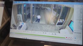 Door falls on person while closing it in Zhejiang