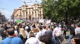 Serbia: Thousands march in Belgrade to mark May Day