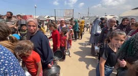 Charity distributes food to displaced Palestinians in Gaza City amid worsening hunger (2)