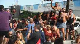Fans of singer Lady Gaga in front of the Copacabana Palace Hotel in Rio de Janeiro this Thursday (1)