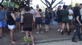 Fans of singer Lady Gaga in front of the Copacabana Palace Hotel in Rio de Janeiro this Thursday (1)