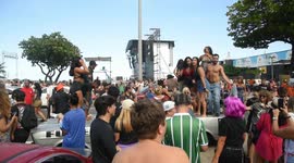Fans of singer Lady Gaga in front of the Copacabana Palace Hotel in Rio de Janeiro this Thursday (1)