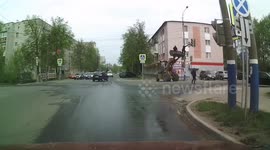 Workers' Day incident in Arzamas: Worker hangs on traffic sign after tractor moves