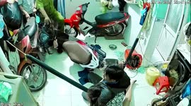 Brave cops disarm knifeman holding woman hostage in Vietnam