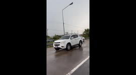 Policeman hammers car window to help man collapses inside with heatstroke