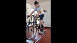 Cyclist falls off bike rollers in Villavicencio