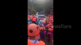 Chaos as frenzied tourists scramble for rafts at overcrowded waterpark in China