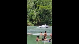 Truck crosses river in Limón Province