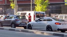 Resident offers water to drivers stuck in traffic during Madrid power outage
