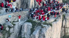 Couple nearly plunge off cliff in risky shortcut at beauty spot in China