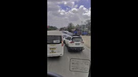 SUV causes traffic jam while forcing lane change in Rokan Hilir, Indonesia