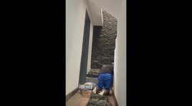 People scream and run while searching for mouse in house in Puebla