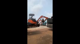 Forklift driver demonstrates professional skills in lifting a crane onto a truck