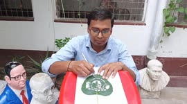 Indian Artist carves PM Modi portrait into leaf,Thank you Modiji