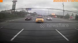 Lorry loses wheel on busy motorway as driver oblivious to chaos behind