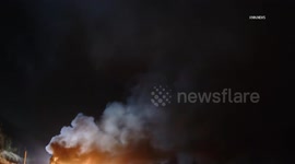 US, Los Angeles: Santa Clarita Truck Ablaze Sends Smoke Billowing Onto Freeway
