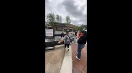 Man slips near fountain and gets helped by crowd in Kansas, USA