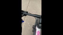 Cyclist in Rosario rides with torn shorts exposing bottom