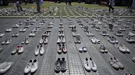 Caribbean Netherlands: Dutch medics line 1,400 white shoes to honor Gazan colleagues killed in Israeli attacks (2)