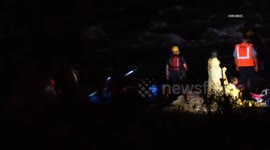 US, Bakersfield: Bakersfield Firefighters Rescue Stranded Tubers from Kern River