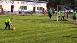 Player pulls off shoe-fling feint to score in Malé Žernoseky, Czech Republic