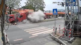 Scooter rider ditches vehicle as trucks collide at red light in China