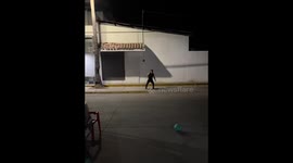 Ball play ends in fail as kicked ball lands on roof in Los Mochis, Sinaloa, México