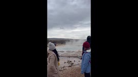 Geyser eruption amazes tourists in Haukadalur, Iceland