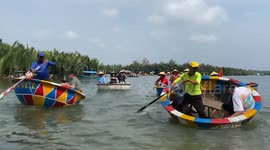 Wild Basket Boat Twists Like a Tornado: Dizzying Dance Mesmerizes Tourists in Hoi An