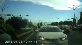Car turns around to crash repeatedly into the car behind it in China