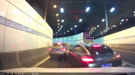 保时捷加塞不成 副驾男怒踹前车