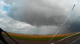 Impressive wall cloud and rotation in Manitoba, Canada