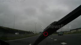 Dangerous move on Highway: driver leaves exit on last moment