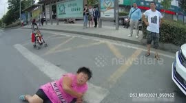 安徽滁州:携带宝宝假摔玩“碰瓷” 遇到交警演绎“苦情戏”