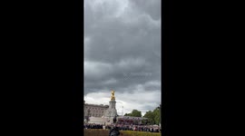 Red Arrows perform majestic flypast above London for VE Day 80th anniversary celebrations