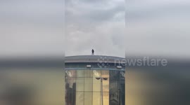 UK: Tom Cruise Shocks London With Daring Rooftop Stunt On BFI Imax Cinema