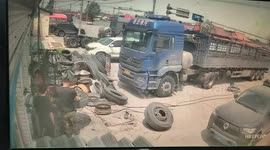 Styrofoam mishap causes laughter during work in Liaoning, China