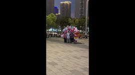Strong wind ripped balloons from vendor’s hands in China