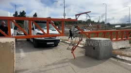 Israeli forces block Palestinian passage at Atara checkpoint in West Bank